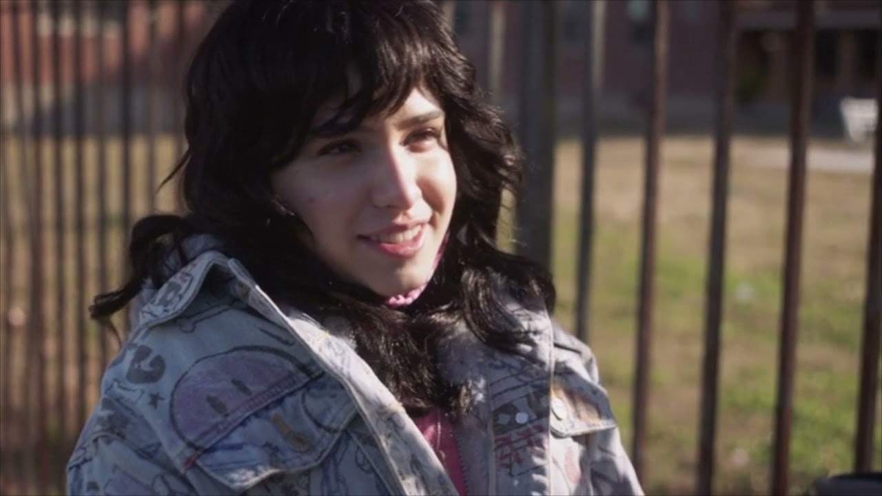 Nina Moran (Kirt) & Isabel Palma (Shelby) lesbian kiss in Betty s02e03