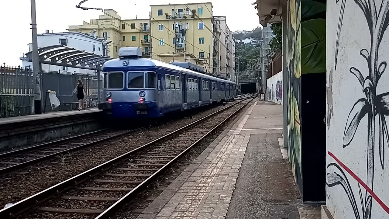 Cumana: ALe 884 ET.109 di EAV in arrivo e in partenza alla stazione di Dazio