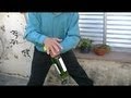 Como cortar una botella (solo con las manos)  How to cut a bottle (single-handed)