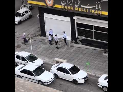 تلاش کارمندان یک بانک برای بازگشایی شعبه در زمان قطع برق