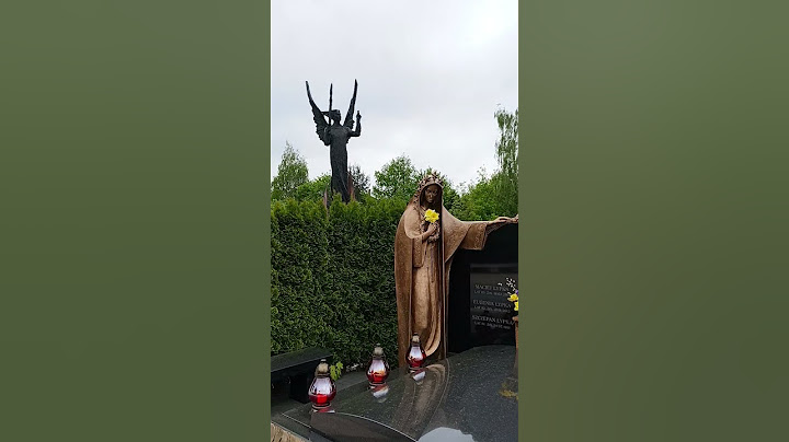 Wspaniałe pomniki na grobach w pobliżu wejścia do kaplicy na cmentarzu Salwatorskim