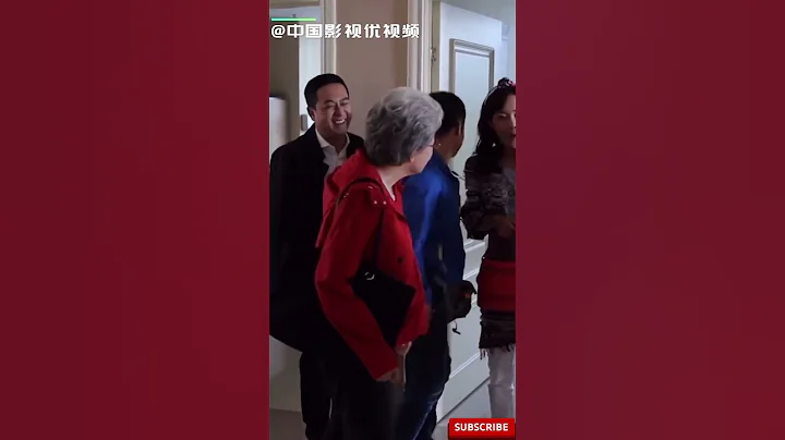 #宋丹丹 片場模仿張嘉譯走路，把本尊逗的開懷大笑，多年受脊椎炎折磨還能以此為樂，心態真的好 - 天天要聞