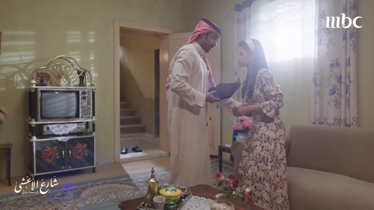 هدية نادرة من خالد لعزيزة.. تشبهها نادرة وغالية على قلبه