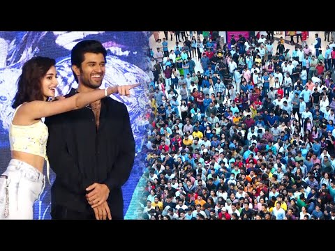 Vijay Deverakonda & Ananya Panday Interact With Audience @ Mumbai | Liger | Manastars