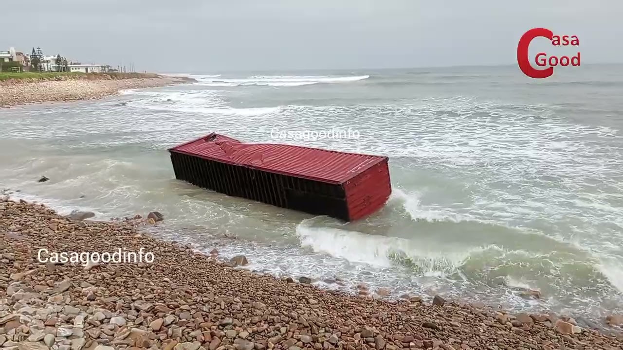 البحر يقذف 3 حاويات إلى شواطئ دار بوعزة واستنفار واسع للسلطات!