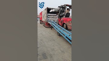 Galvanized chain link fence container loading, size 2.8mmx65mmx2mx23m. #chainlinkfence #cyclonewire