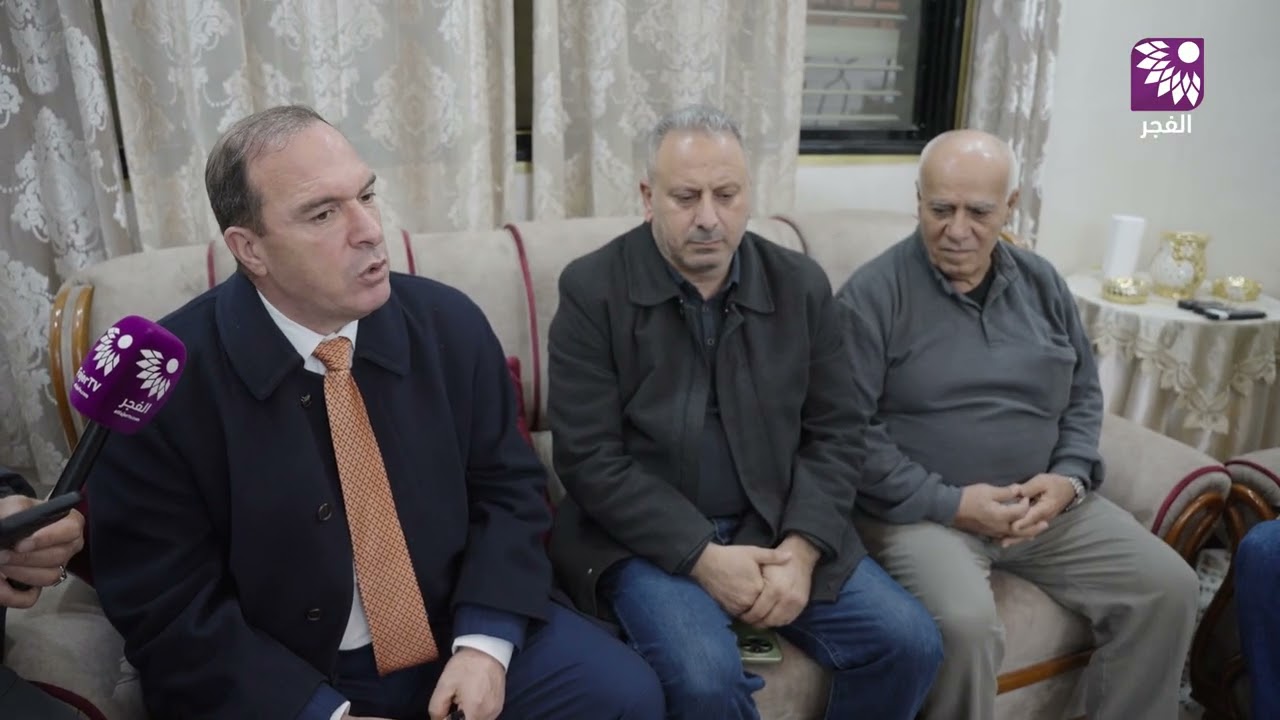 محافظ طولكرم ومدراء الأجهزة الأمنية ولجنة الإصلاح يزورون عائلة الطيراوي