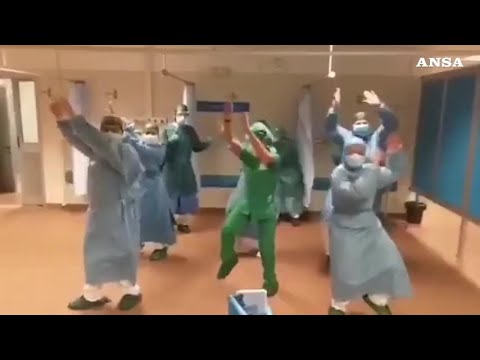 Coronavirus, medici e infermieri a Genova ballano una...