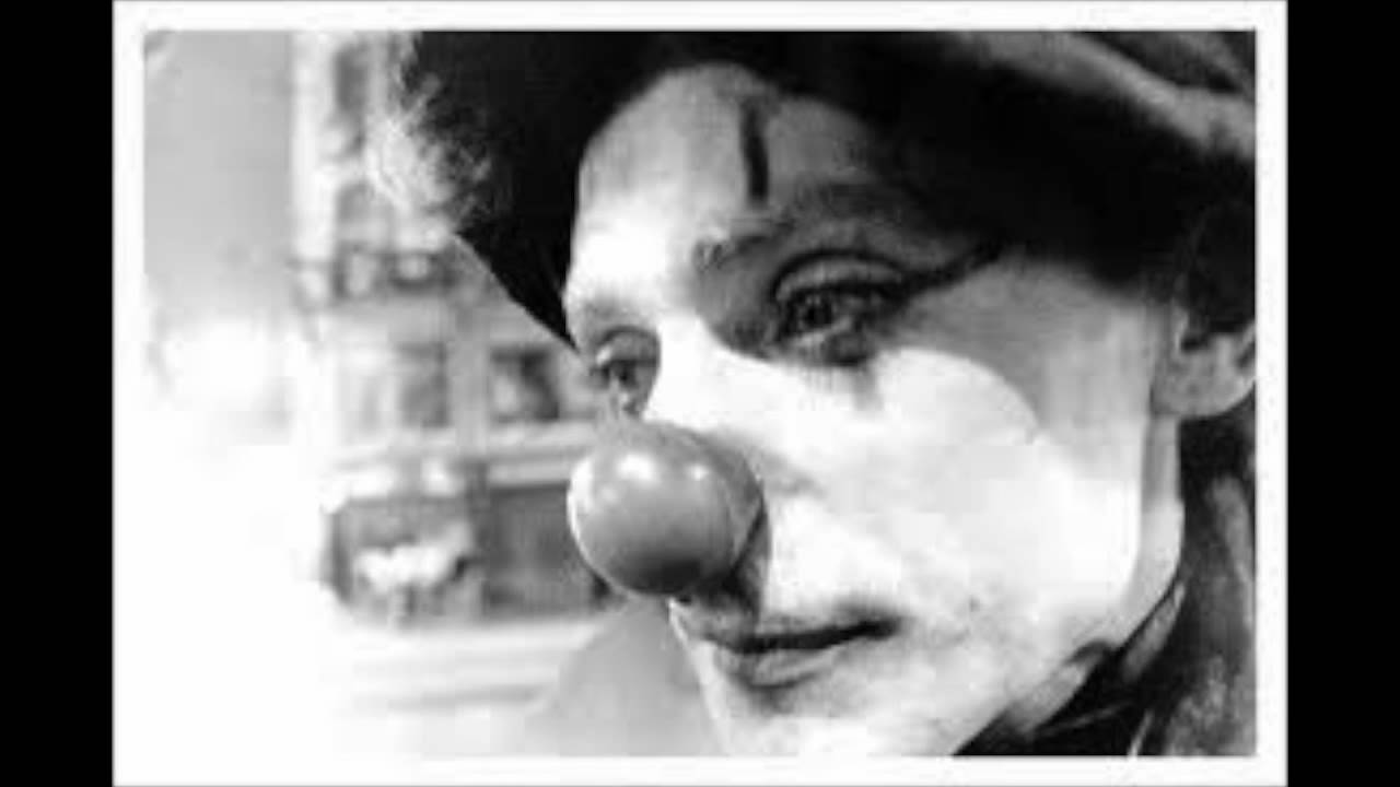 клоун плачет.