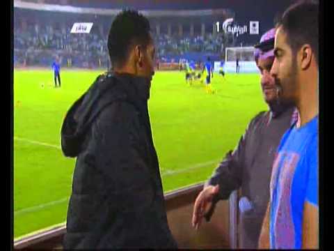 حضوور نايف هزازي لمباراة النصر والشباب بالعكاز