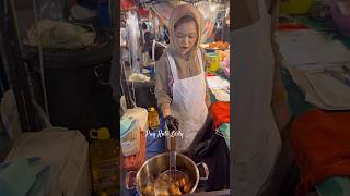 This beautiful girl makes really delicious fried crab cakes. - Thai Street Food #shorts