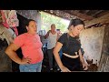 Gaby Preparando un rico chile para el caldo de patas de toro