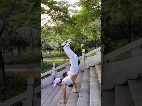 Move forward bravelyDouble handstand down the stairsDaily training handstandLearn a little bit e