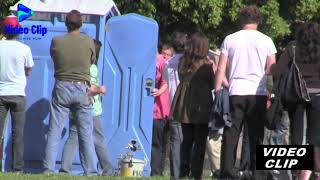 THROWBACK Britney Spears Films 'Jackass 3D' com Johnny Knoxville dentro de um Porta Potty