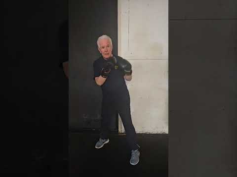 How to bluff your opponent by feinting and exposing his chin. Boxing IQ at its best.