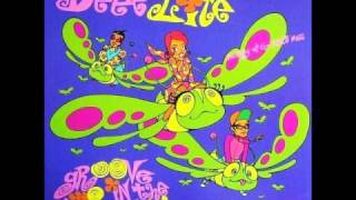 Video thumbnail of "Groove Is In The Heart - Deee-lite 1990"