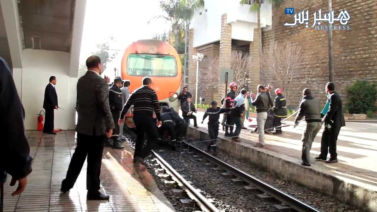 Hespress.com: Sit-in Avec Essence sur la voie ferroviaire