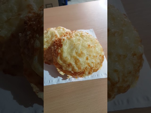 Käsebrötchen am Morgen #short #shorts #viral #essen #usingen #frühstück #lecker #backen #food