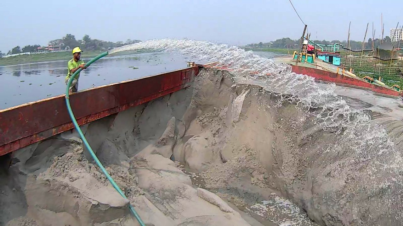 How Millions of Pounds of Sand Are Moved With Just Water | Inside a Barge Unloading