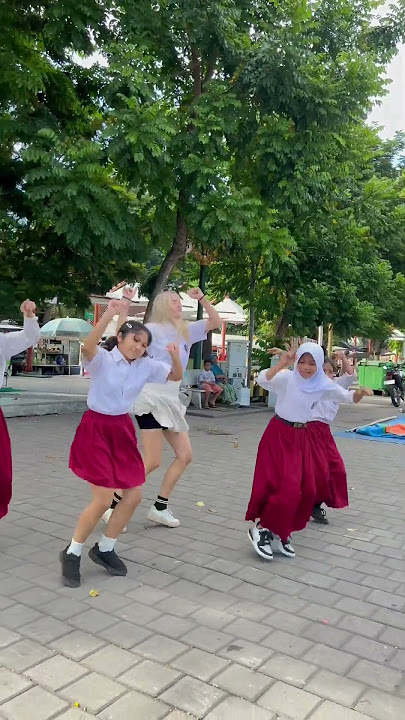 Dance Viral Anak Anak SD dengan Bule  Isabell Afro - Tiktoker - Azizah MRD yang pake Jilbab