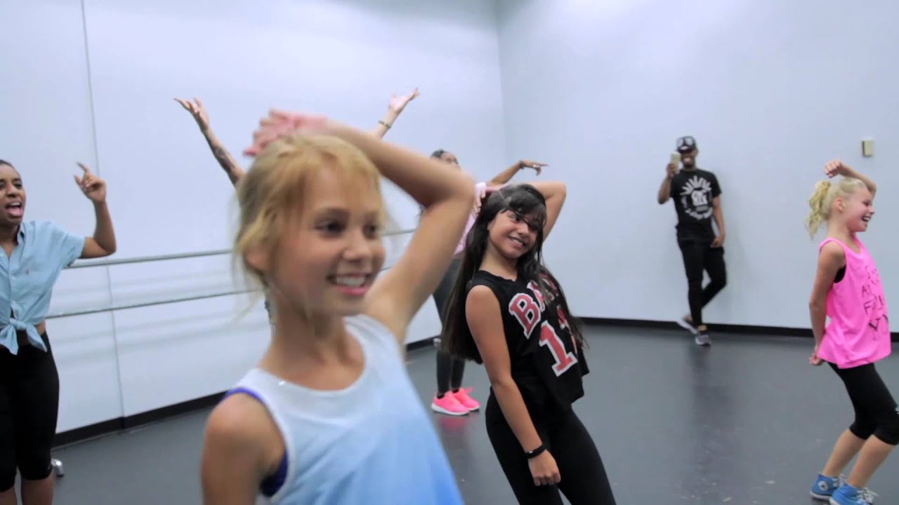 Kehlani Surprises Kids At Their Dance Rehearsal