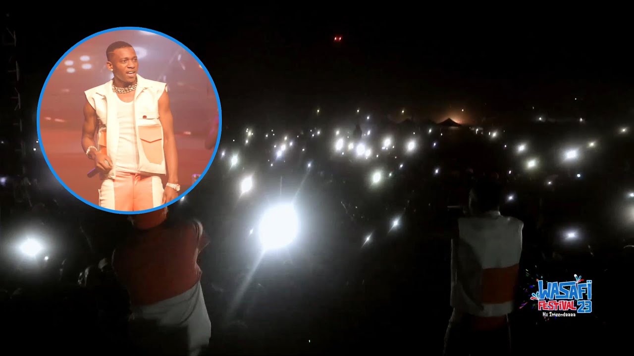 UWANJA MZIMA WAMPA HESHIMA MEJA KUNTA MBEYA, WAWASHA TOCHI NA KUIMBA NAYE - WASAFI FESTIVAL 2023