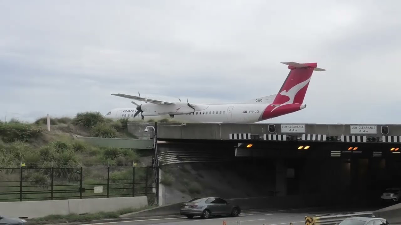 Qantas Action at Sydney Airport  Runway 16L Landing