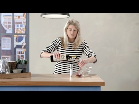 Video: Hoe Wijn Te Decanteren In 7 Eenvoudige Stappen