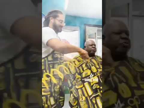 Man gets blow job @ barber's - YouTube