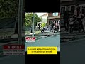 Un tânar a fost lovit în cap de un stâlp care a căzut după ce firele au fost agățate de o mașină