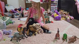 Leelee and the Monkeys find DINOSAURS