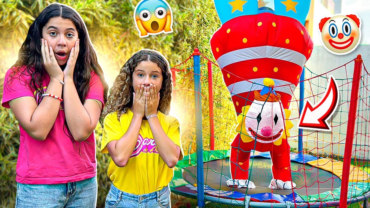 UM PALHAÇO ESQUISITO INVADIU A NOSSA CASA ! *Ele só fica de cabeça para baixo