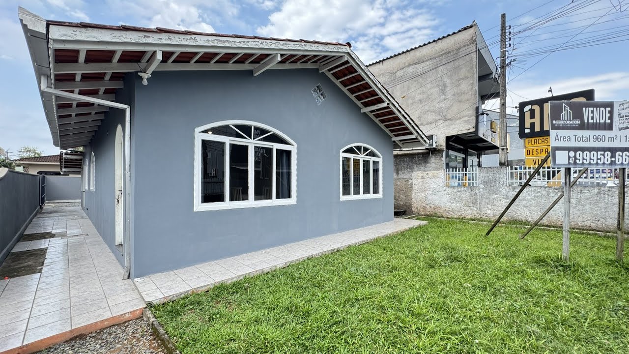 Locação - Casa com 03 quartos para alugar no Itaum