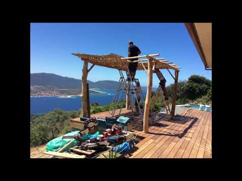 réalisation d'une pergola en bois flotté, robinier,et eucalyptus en Corse