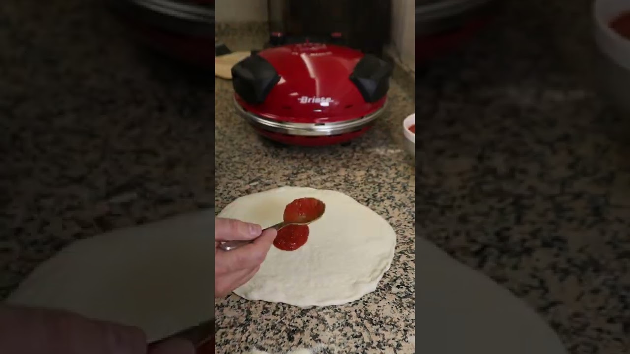 Pizza margherita out of a Ariete pizza maker