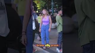 Gentle roadside joke warms every passerby’s heart 🥰#streetprank #comedy #shorts #foryou #viral