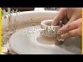 رفع جدران طين الفخار على العجلة   
