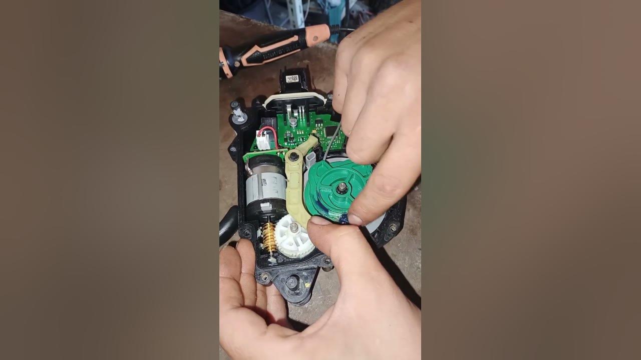 Range Rover sport soft close door not working , and repair actuator