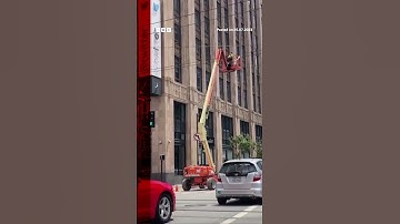 X or ER? Twitter’s rebrand paused outside the company’s headquarters. #Shorts #ElonMusk #BBCNews