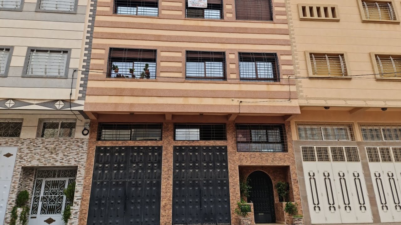 منزل تجاري💰 يتميز بموقعه الإستراتيجي🚩قرب أسواق السلام ✅️ ذو طابقين وغرفة بالطابق السطحي 📲 0638050976