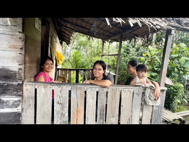 Suasana tenang kampung dayak di tepi sungai class=