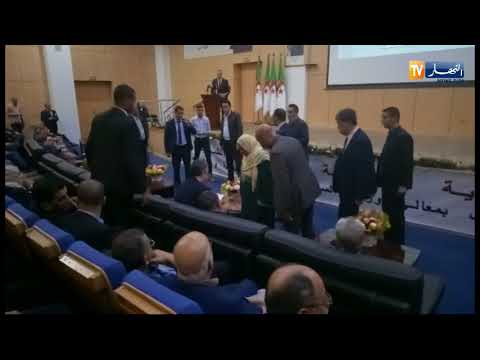 مواطنة تتجه نحو وزير السكن وتقدم له رسالة