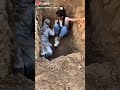 بنت مع امها في تيليفون ساعات وساعات 