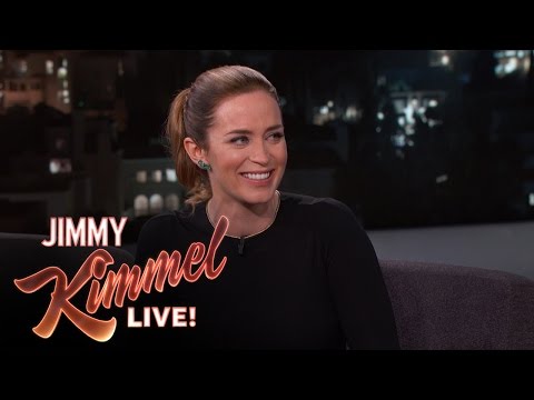 Video: Gravide Emily Blunt Butikker Til Hendes Baby (Og Tilbringer En Vandmængde)