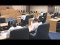 「静かで集中できる」「緊張感をもって勉強できる」議場を夏休みの学習スペースに 御殿場市議会が学習室として特別開放 市長や副市長が座る席も利用可能=静岡