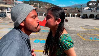 Marcos Otavalo besa a su compañera en el Juego del Sorbete