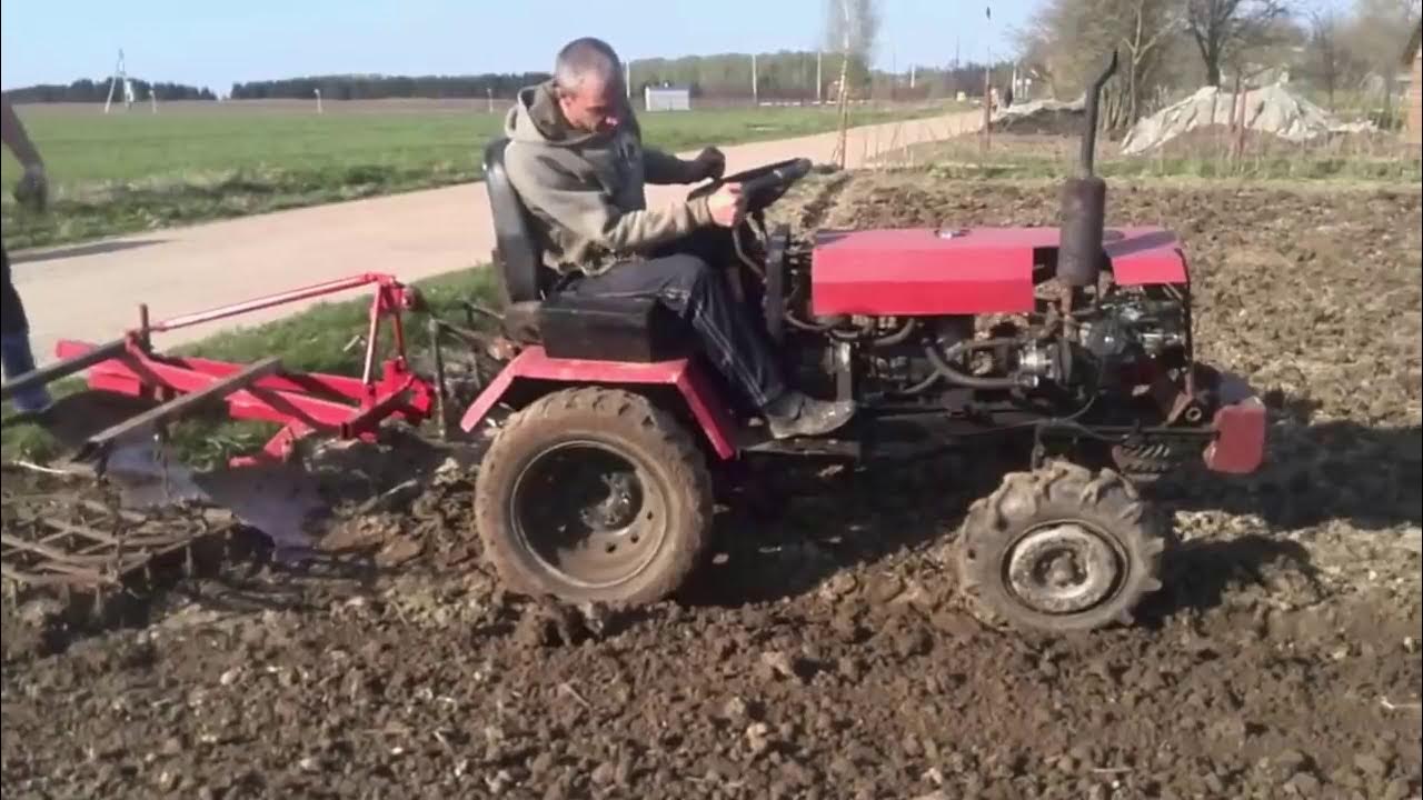 Плуг на минитрактор переломка. Китайский плуг аналог лемкен. Минитрактор плуг видео. Трактор амжк-8. Минитрактор плуг видео.
