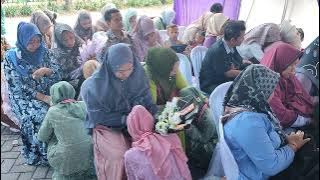 Prosesi Sungkeman Peserta Wisuda ke Orang Tua dan Guru