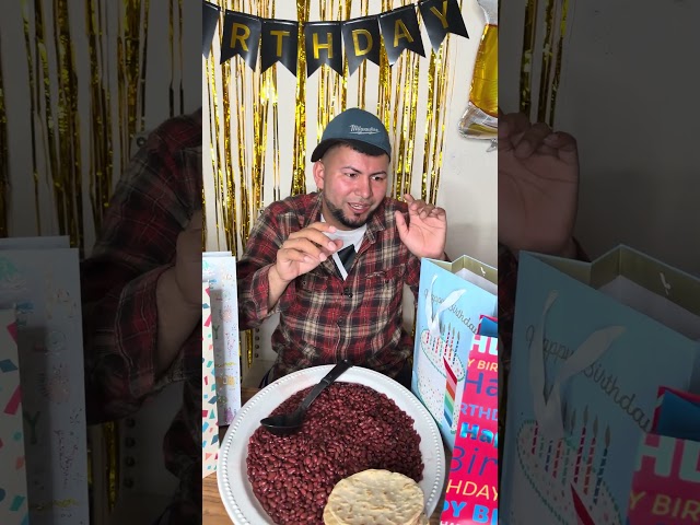 Feliz cumpleaños a mi , rodeado de frijoles