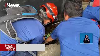 Petugas Damkar Evakuasi BIawak yang Terjebak di Saluran Air di Pulo Gadung, Jaktim #iNewsSiang 13/11